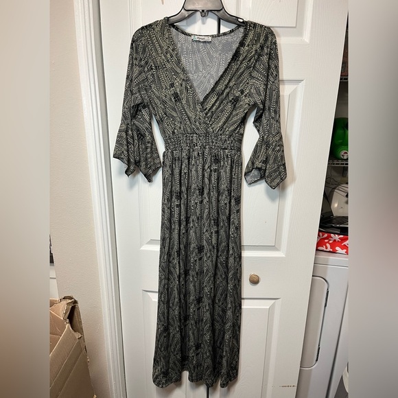 Lapogee Black & White Bell Sleeve Deep V-Neck Maxi Dress size Small - Picture 2 of 5